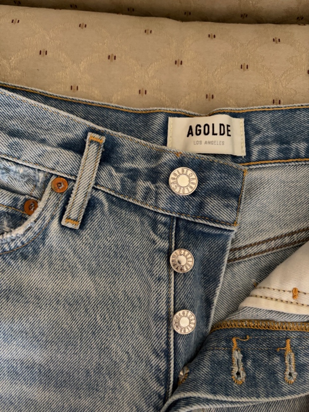 Gently worn! Women’s AGOLDE Raw Edge Denim Shorts | Size 25 - Picture 2 of 7